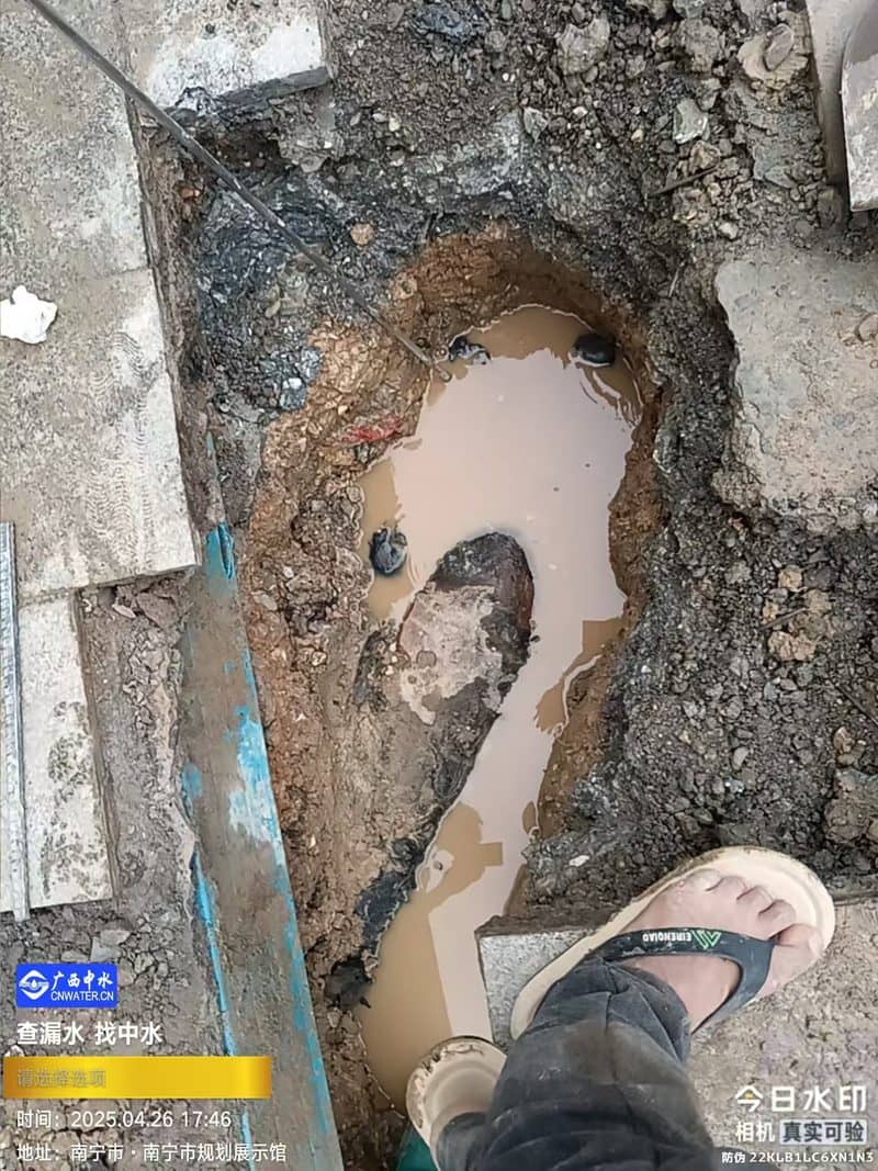 小区屋面渗水窗边处理项目工程现场图_渗水处理项目
