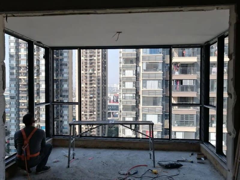 办公楼工程门窗供货项目工程现场图_工程门窗项目